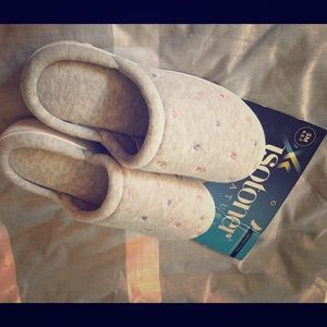 Isotoner Signature Slippers size 6.5 to 7.0. Grey